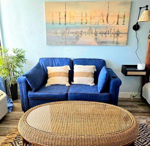 Stay On The Beach! Wonderful Location!