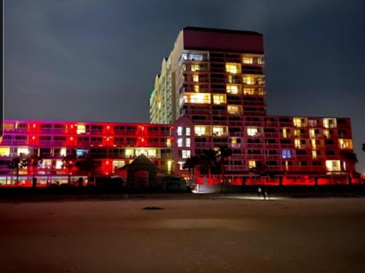 Stay On The Beach! Wonderful Location!