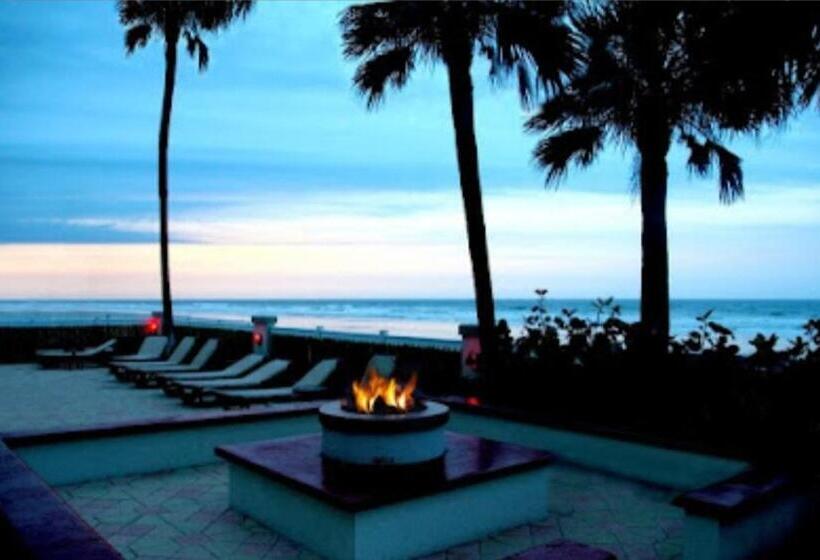 Stay On The Beach! Wonderful Location!