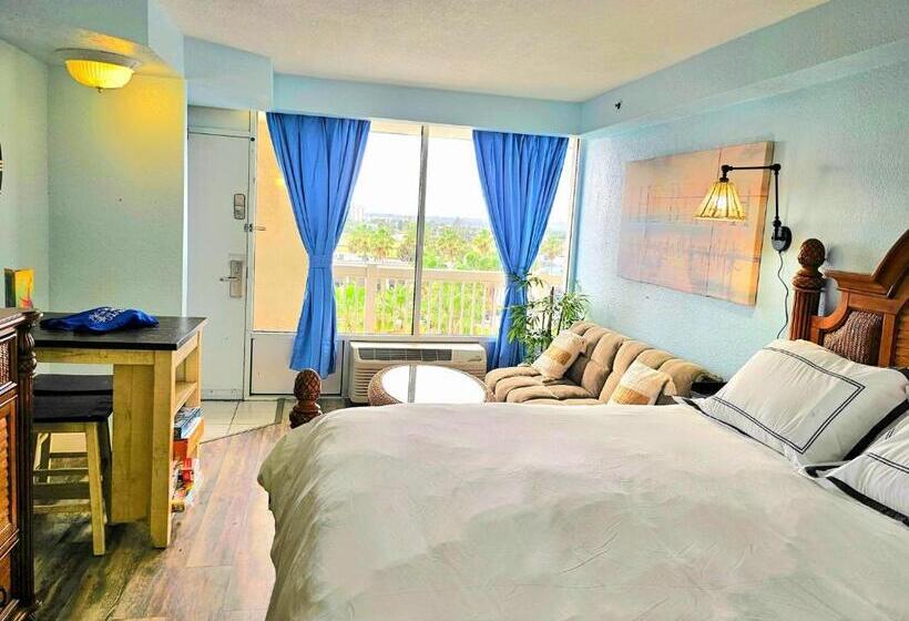 Stay On The Beach! Wonderful Location!