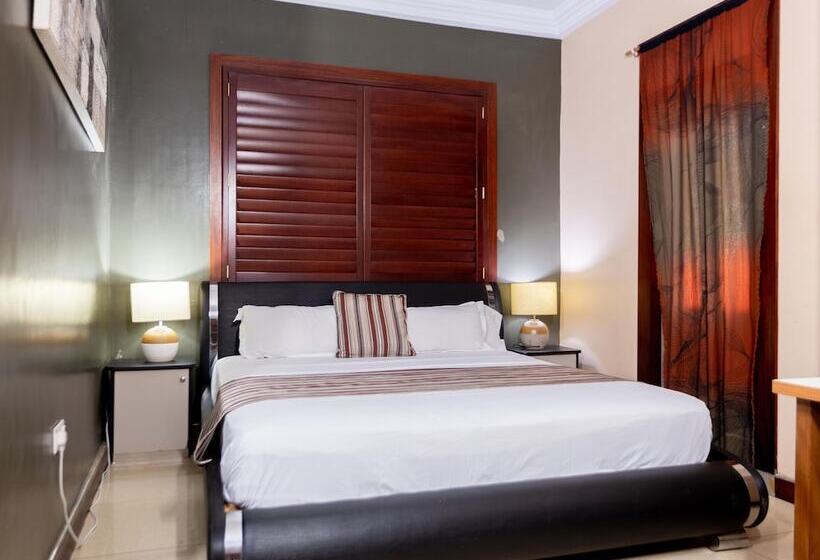 فندق The Out Back