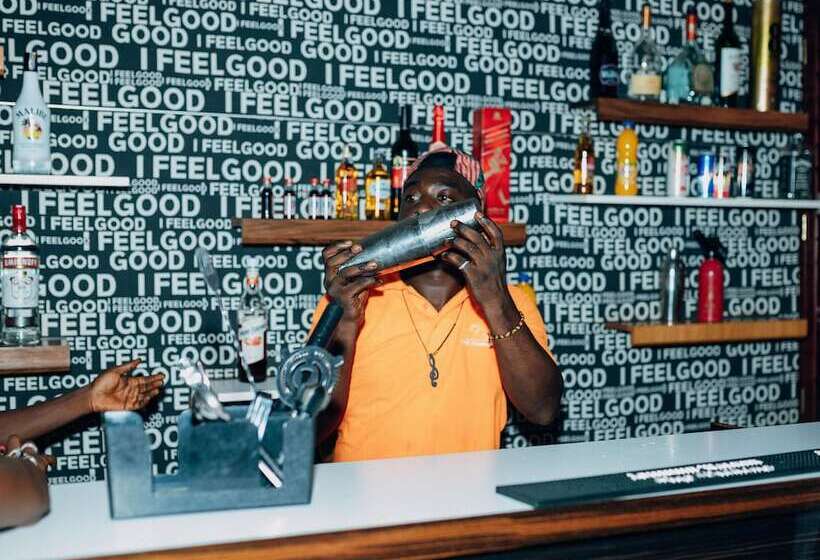 فندق The Out Back