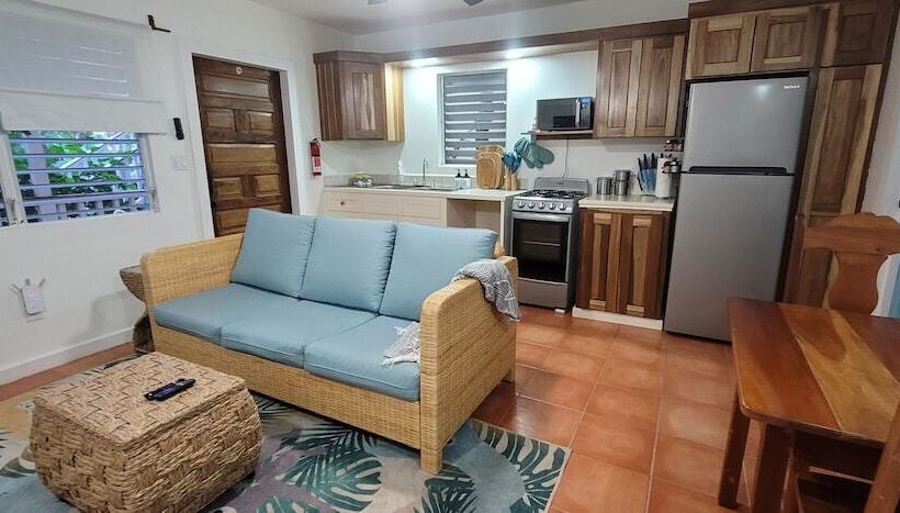 פנסיון Alux House