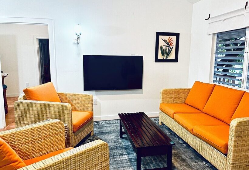 פנסיון Alux House