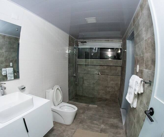 בית מלון כפרי Skylight Suites Restaurant Bar