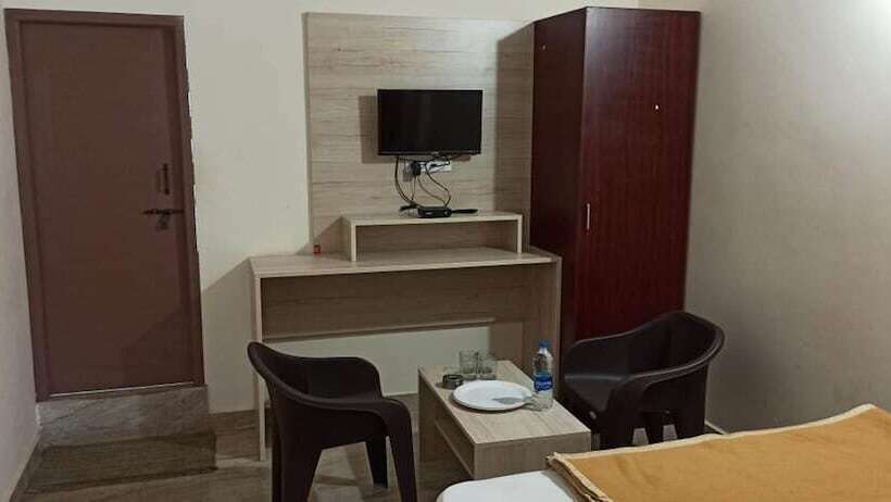 ホテル Iroomz Suchira Lodge