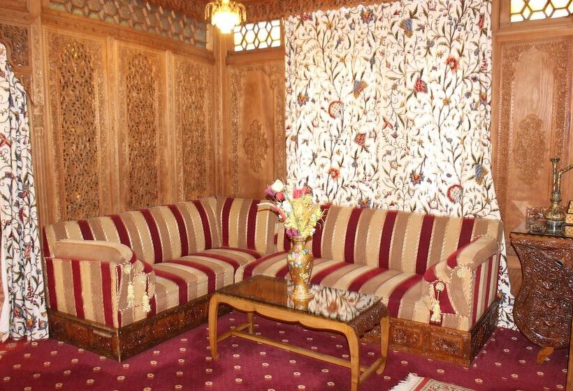 호텔 Wangnoo Worth Houseboats