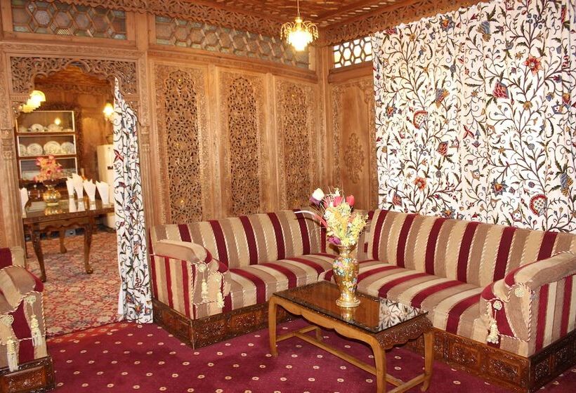 호텔 Wangnoo Worth Houseboats