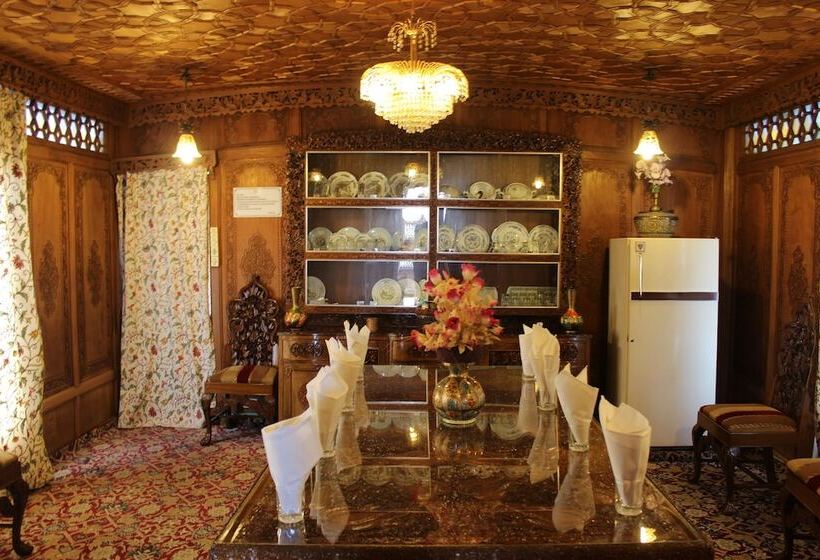 호텔 Wangnoo Worth Houseboats