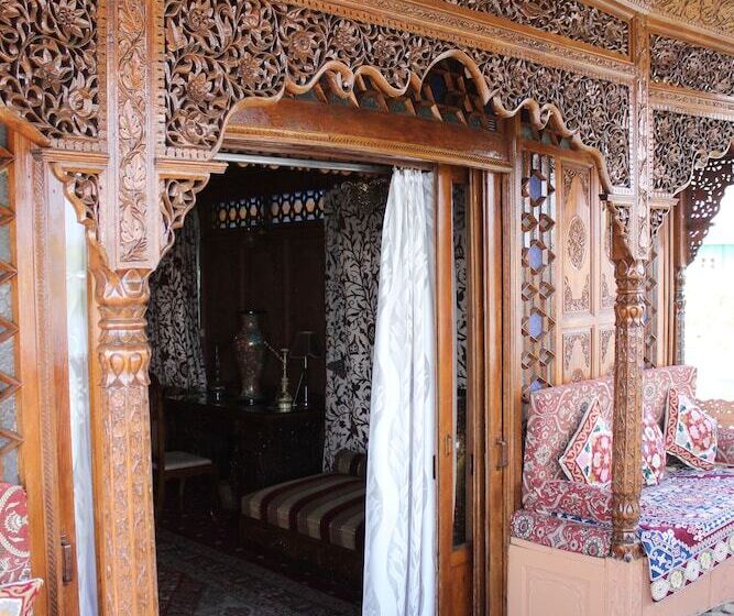 호텔 Wangnoo Worth Houseboats