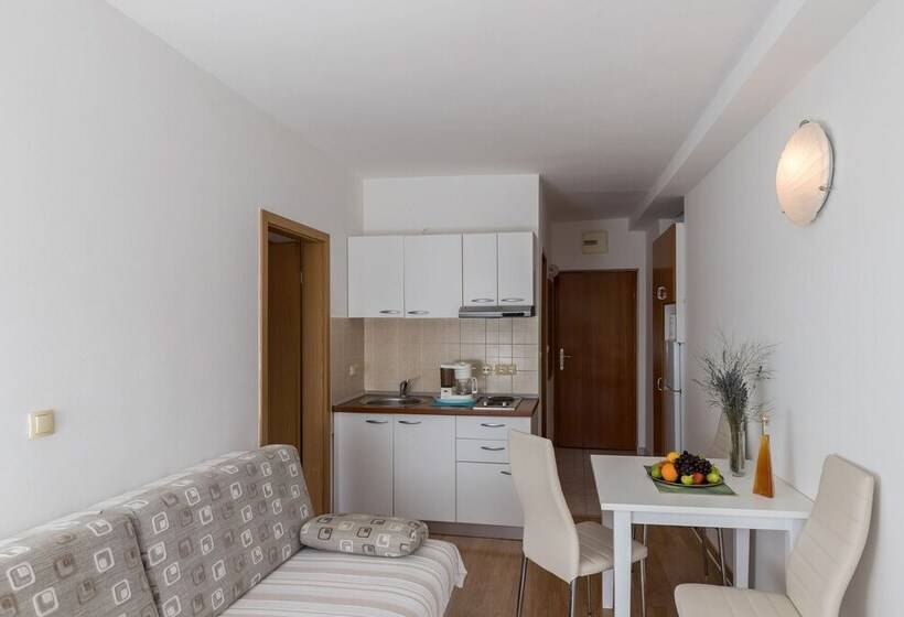 بنسيون Apartments & Room Eva Slano