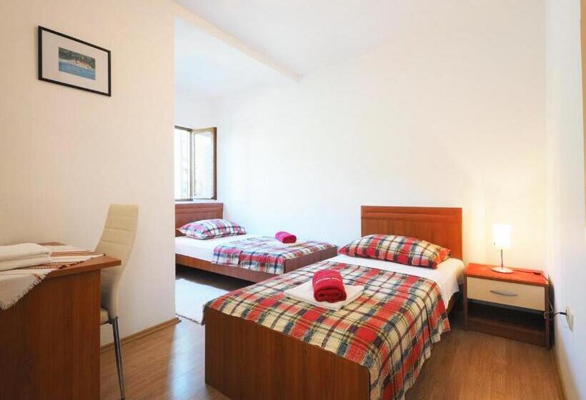 بنسيون Apartments & Room Eva Slano