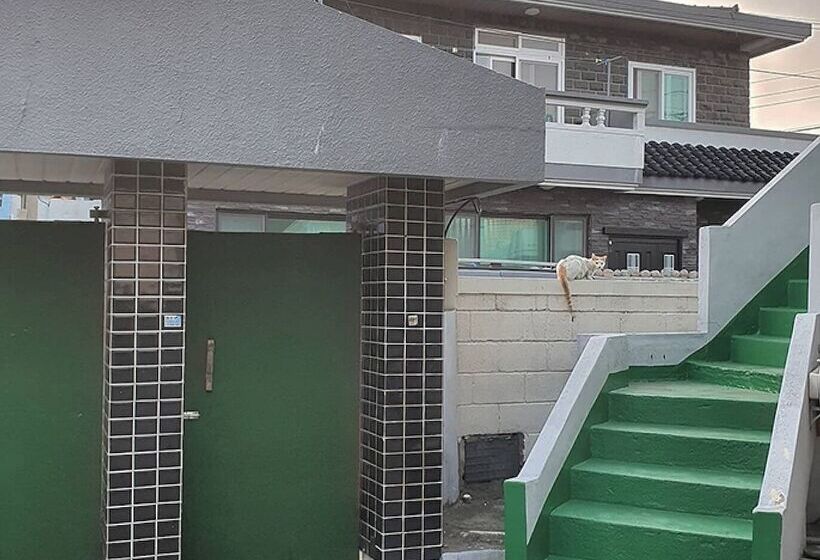 Пансион Jeju Airport First Night Guesthouse