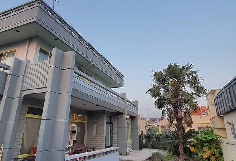 Пансион Jeju Airport First Night Guesthouse