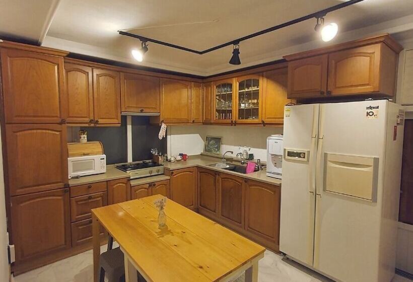 Pensão Jeju Airport First Night Guesthouse