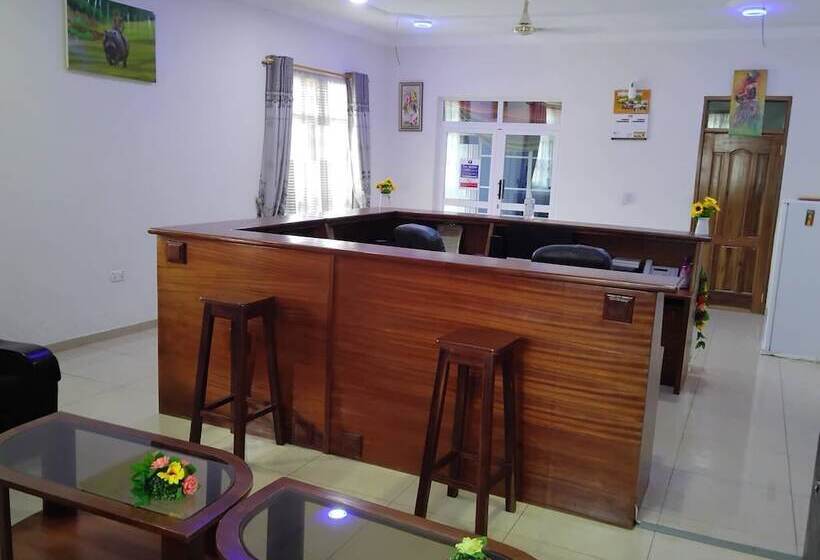 پانسیون Room In Guest Room   Renajoe Exclusive Guesthouse Tema Community 9