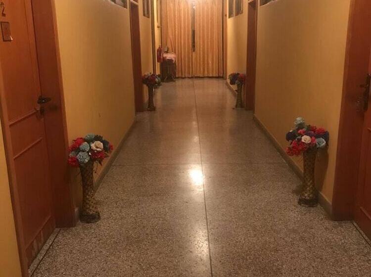 پانسیون Room In Guest Room   Renajoe Exclusive Guesthouse Tema Community 9