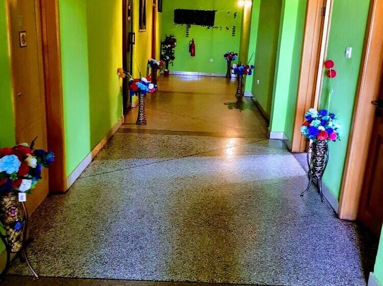 پانسیون Room In Guest Room   Renajoe Exclusive Guesthouse Tema Community 9