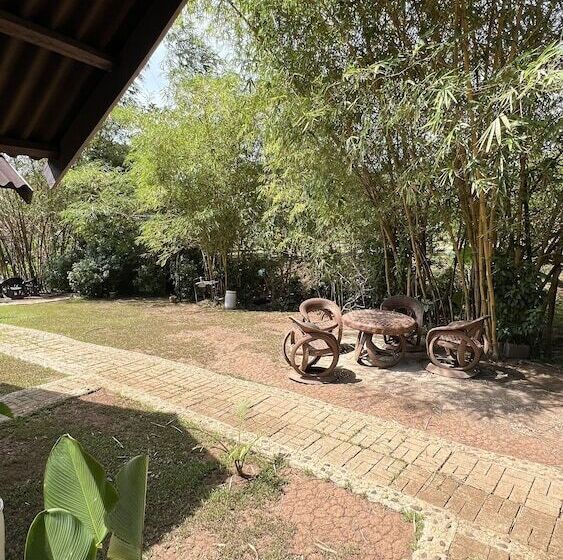 استراحتگاه Banlaw Pool & Garden