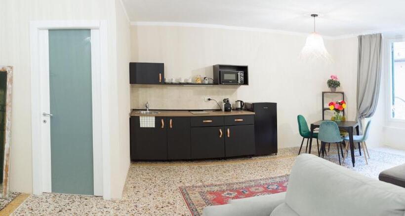 تختخواب و صبحانه La Piazzetta Rooms & Apartments