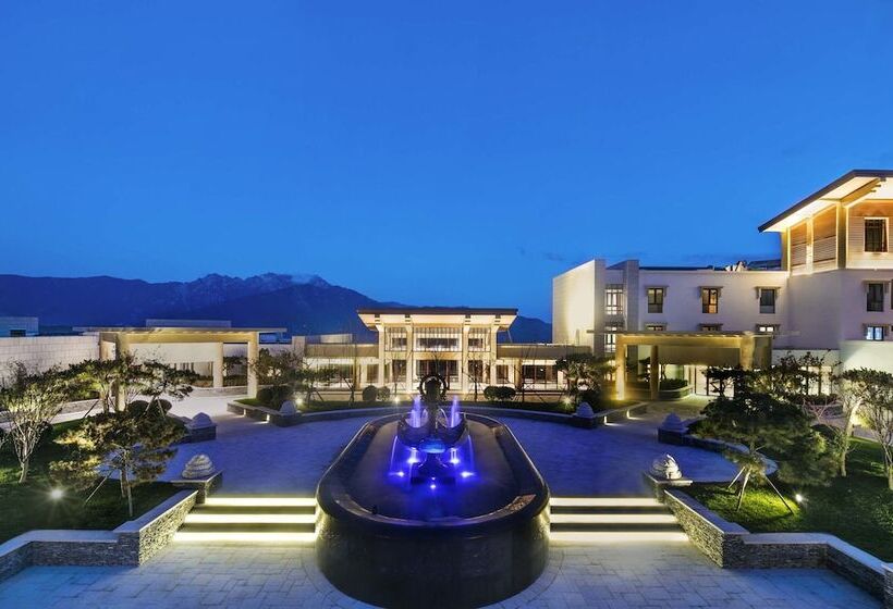 Отель Banyan Tree Jiuzhaigou