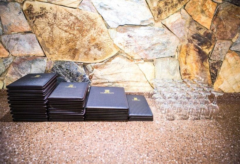 فندق Mahogany Lodge, Cantonments