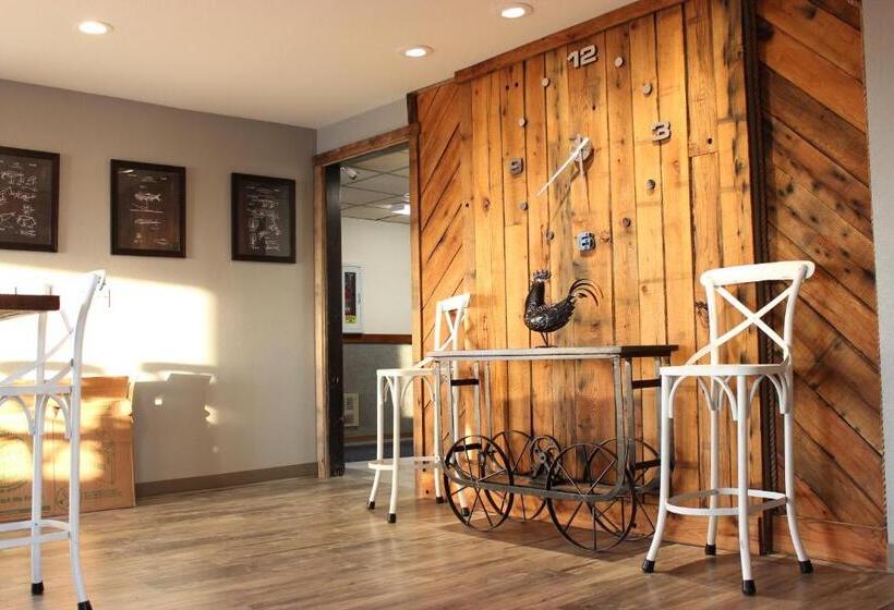 هتل Sunlac Inn Devils Lake