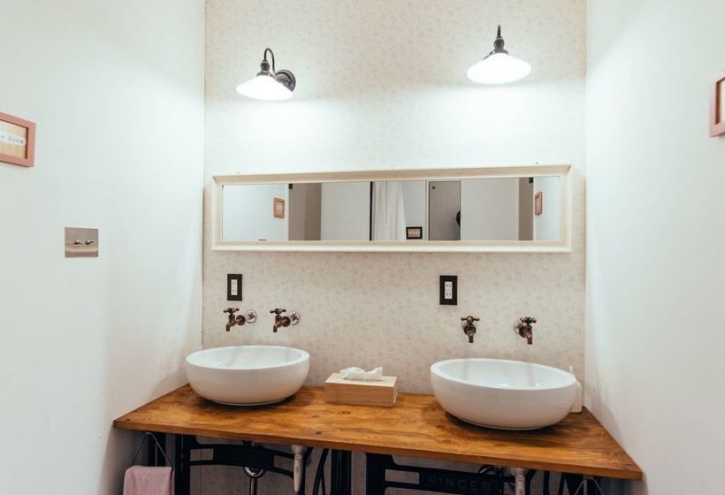 Igloo Dorm & Breakfast  Hostel