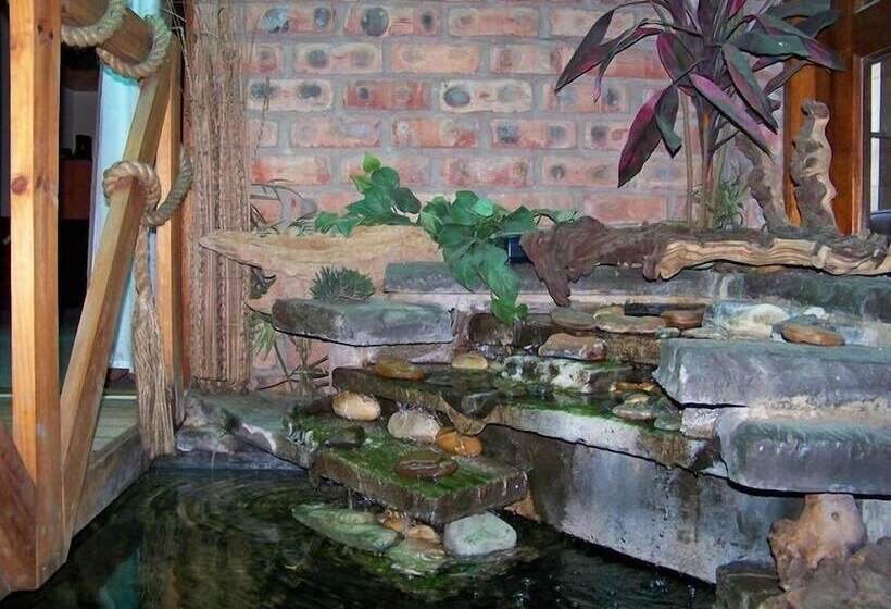 Пансион A La Martha S Airport Guest House