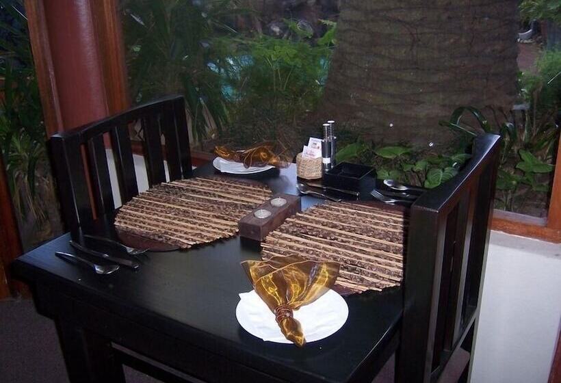 Пансион A La Martha S Airport Guest House