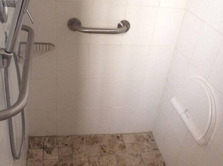 Пансион A La Martha S Airport Guest House