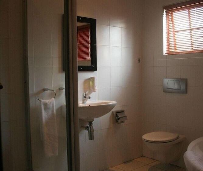 Пансион A La Martha S Airport Guest House