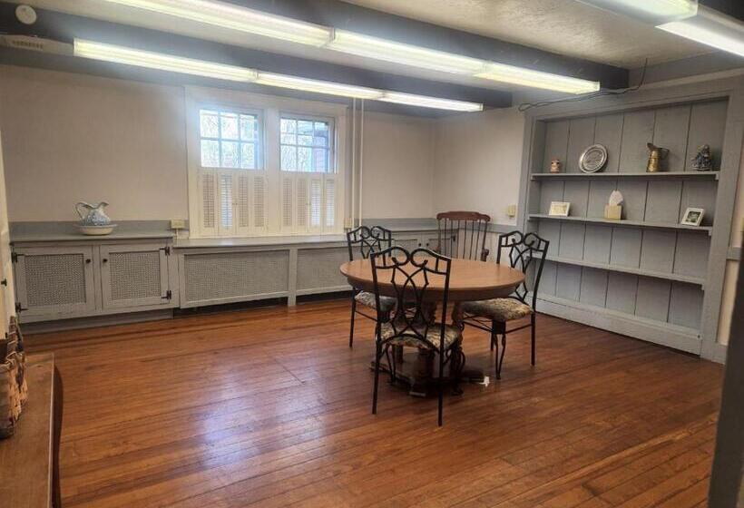 Spruce Lane Lodge And Cottages