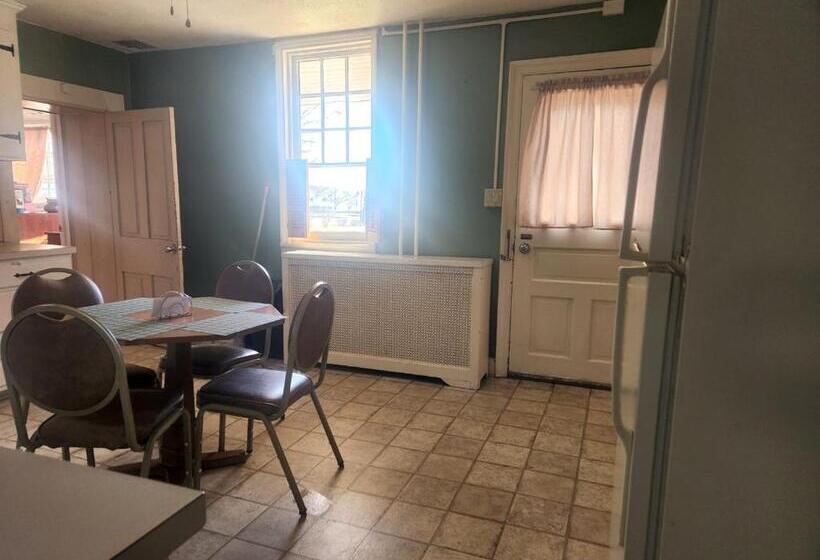 Spruce Lane Lodge And Cottages