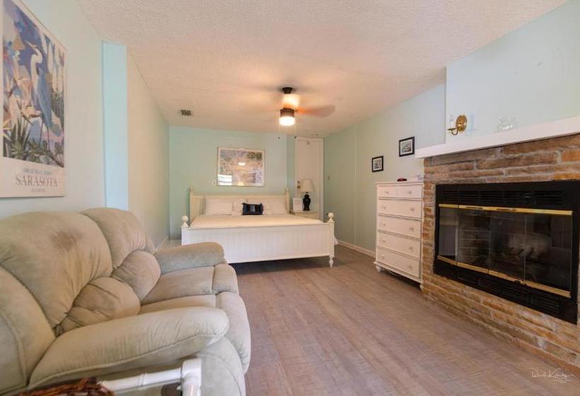 Village House By Beachside Management