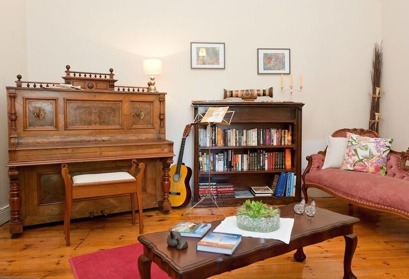 Bed and Breakfast De Oude Yotclub