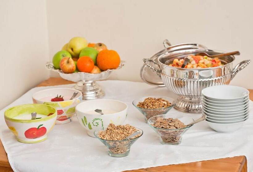 Bed and Breakfast De Oude Yotclub