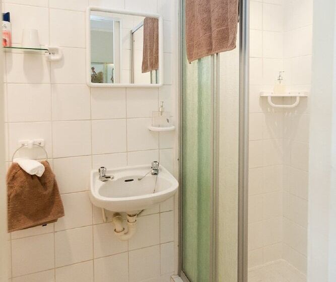 Bed and Breakfast De Oude Yotclub