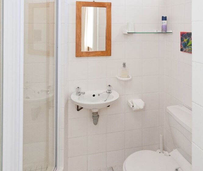 Bed and Breakfast De Oude Yotclub