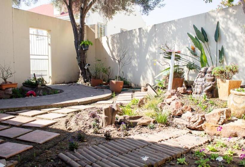 Bed and Breakfast De Oude Yotclub