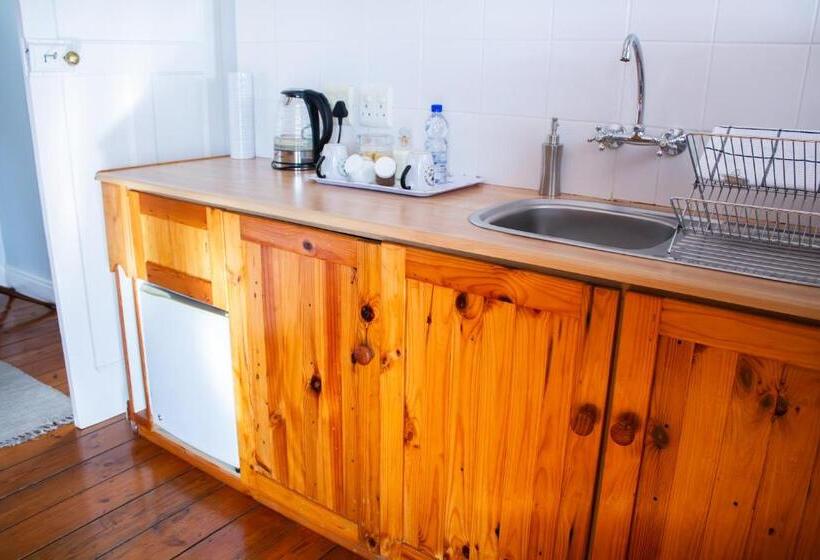 Bed and Breakfast De Oude Yotclub