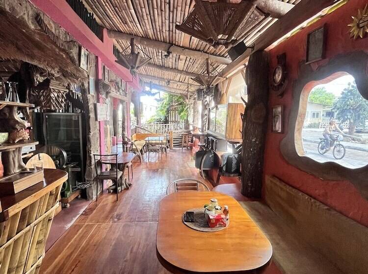 Хостел Lonesome George Ecolodge