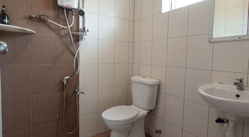 בית מלון כפרי Rovers Inn Guesthouse   Age 11 And Above Only