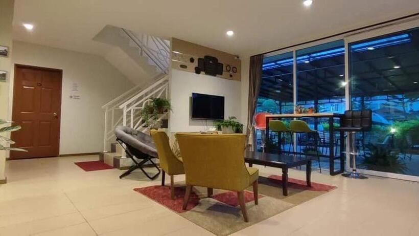 בית מלון כפרי Rovers Inn Guesthouse   Age 11 And Above Only