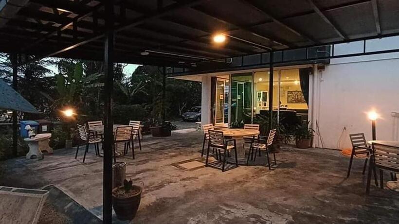 בית מלון כפרי Rovers Inn Guesthouse   Age 11 And Above Only