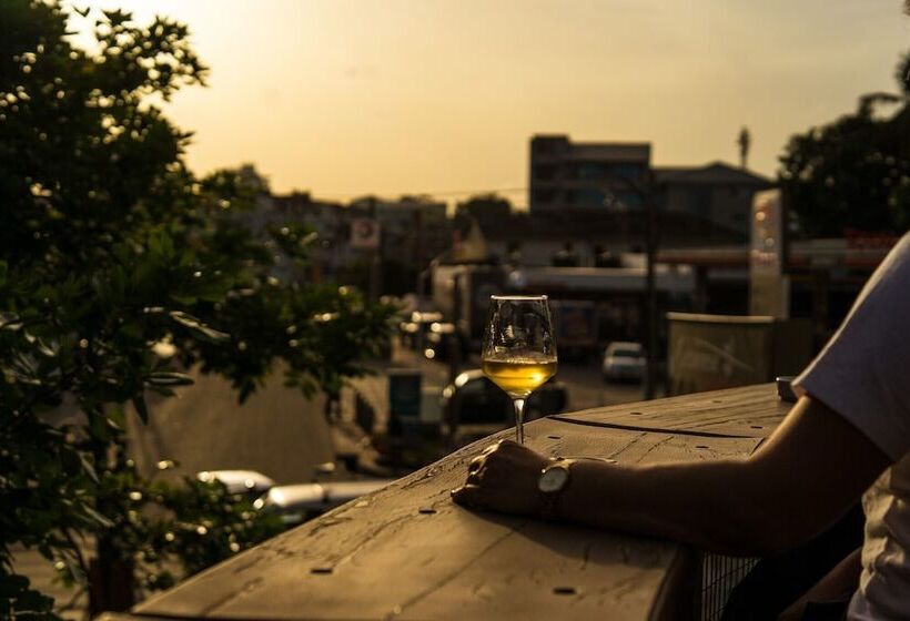 Urbano Hotel By Roots