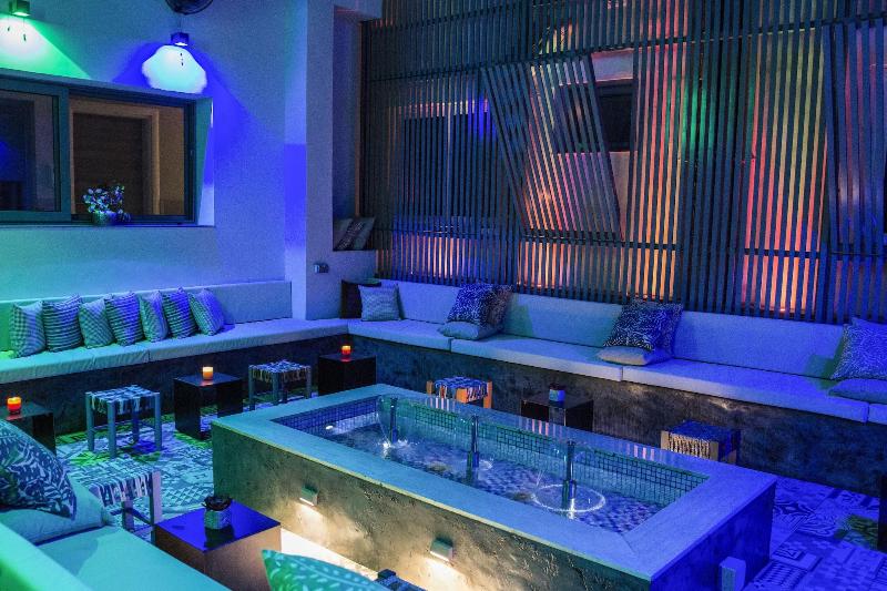 Urbano Hotel By Roots