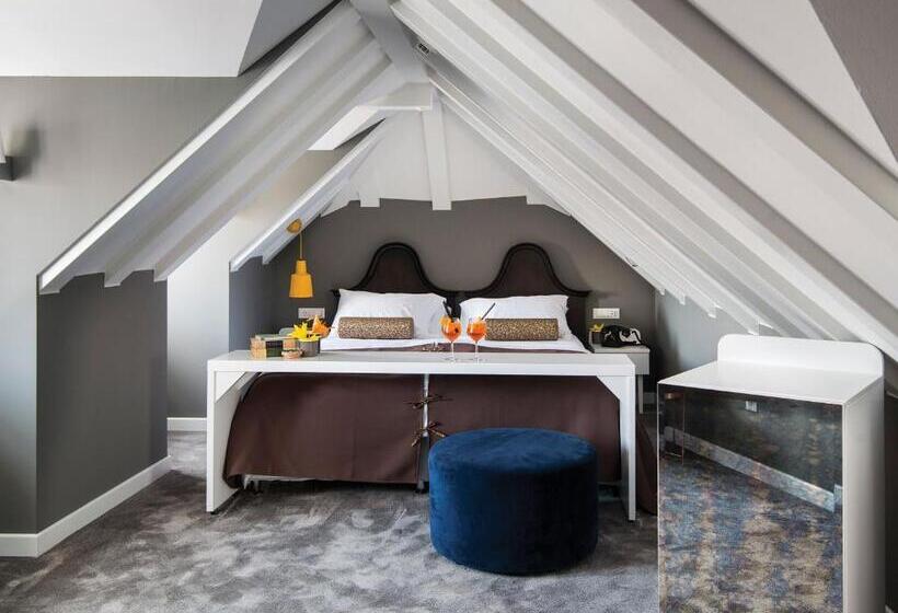 هتل Xii Century Heritage