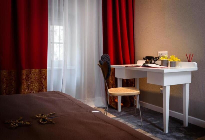 هتل Xii Century Heritage