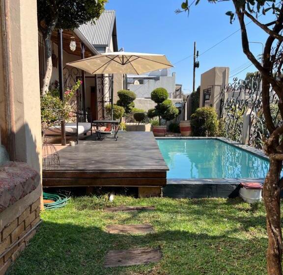 Пансион 84 On Fourth Guest House